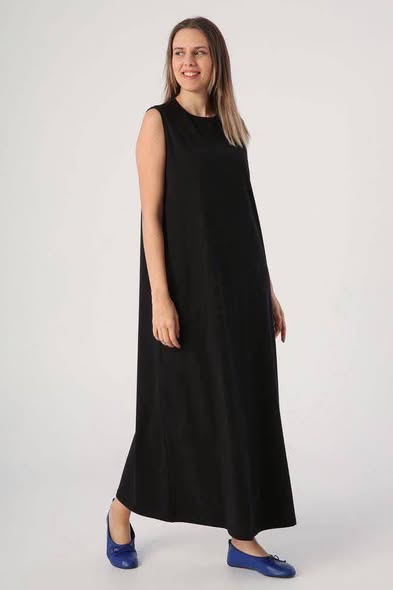 *DM for orders* 🔥 Can’t decide what to wear under your kimono or cardigan? Here’s the solution 👗 Basic Crepe Dress — light, comfy & elegant ✨ 🖤 Colours: White / Black / Beige 📏 Sizes: XL & 2XL 📩 Limited stock — order yours now