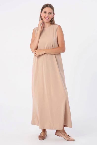 *DM for orders* 🔥 Can’t decide what to wear under your kimono or cardigan? Here’s the solution 👗 Basic Crepe Dress — light, comfy & elegant ✨ 🖤 Colours: White / Black / Beige 📏 Sizes: XL & 2XL 📩 Limited stock — order yours now